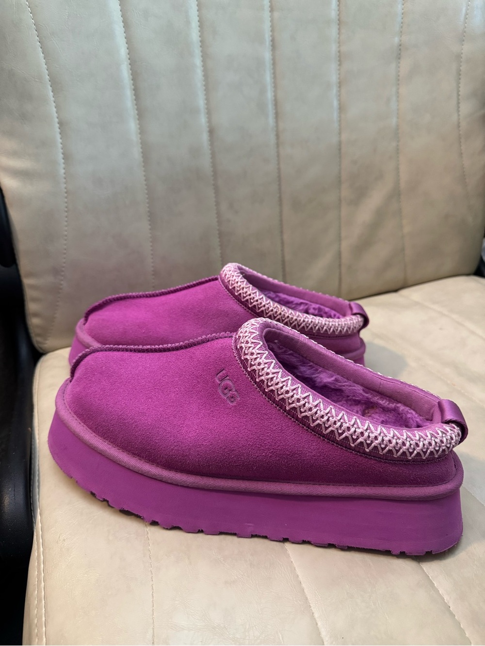 UGG Women’s Tazz in color Purple Ruby Size 10US - Picture 3 of 11